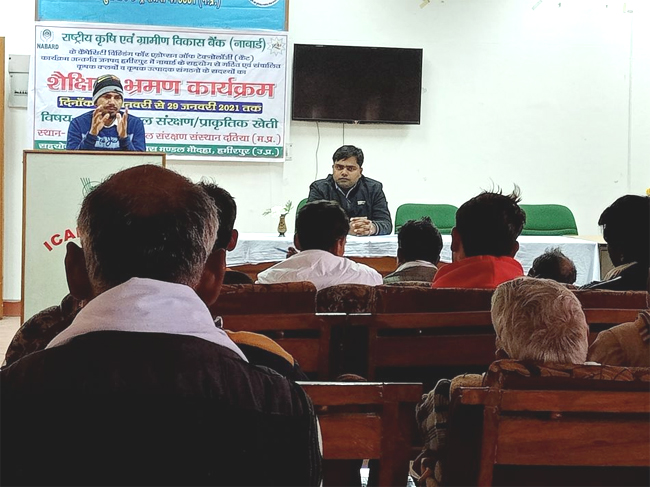 भाकृअनुप-भारतीय मृदा एवं जल संरक्षण संस्थान अनुसंधान केंद्र दतिया पर नाबार्ड द्वारा प्रायोजित कार्यक्रम के अन्तर्गत
हमीरपुर उप्र के 28 किसानों ने दिनांक जनवरी 29 2021 को भ्रमण किया